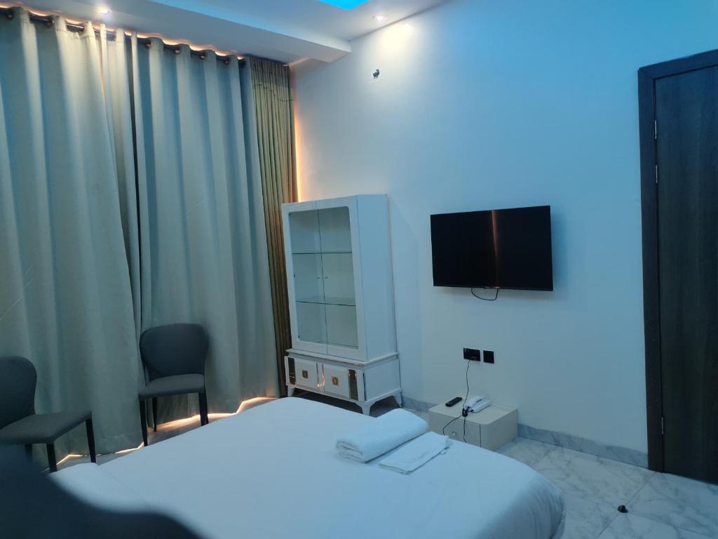 TV a/nebo společenská místnost v ubytování Passready Hotel and Suites Nnewi