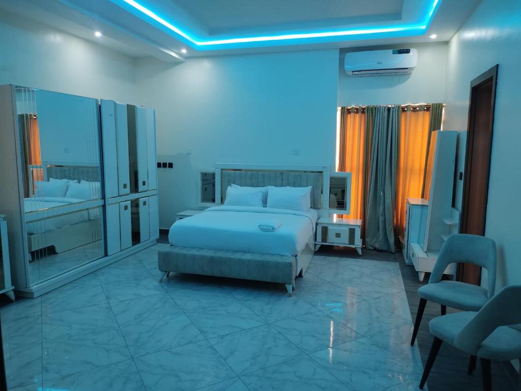 Postel nebo postele na pokoji v ubytování Passready Hotel and Suites Nnewi