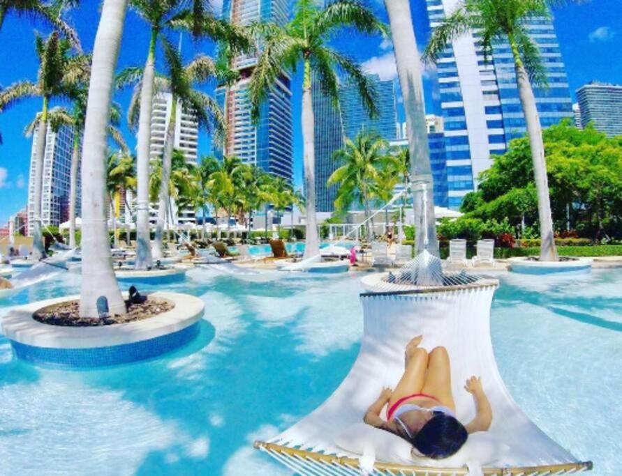 マイアミにあるFour Seasons Luxury Apartmentの水中の不可解な島に横たわる女性