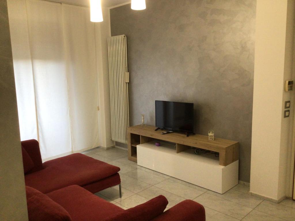 een woonkamer met een televisie op een tafel bij Casa di Gabry in Pedaso