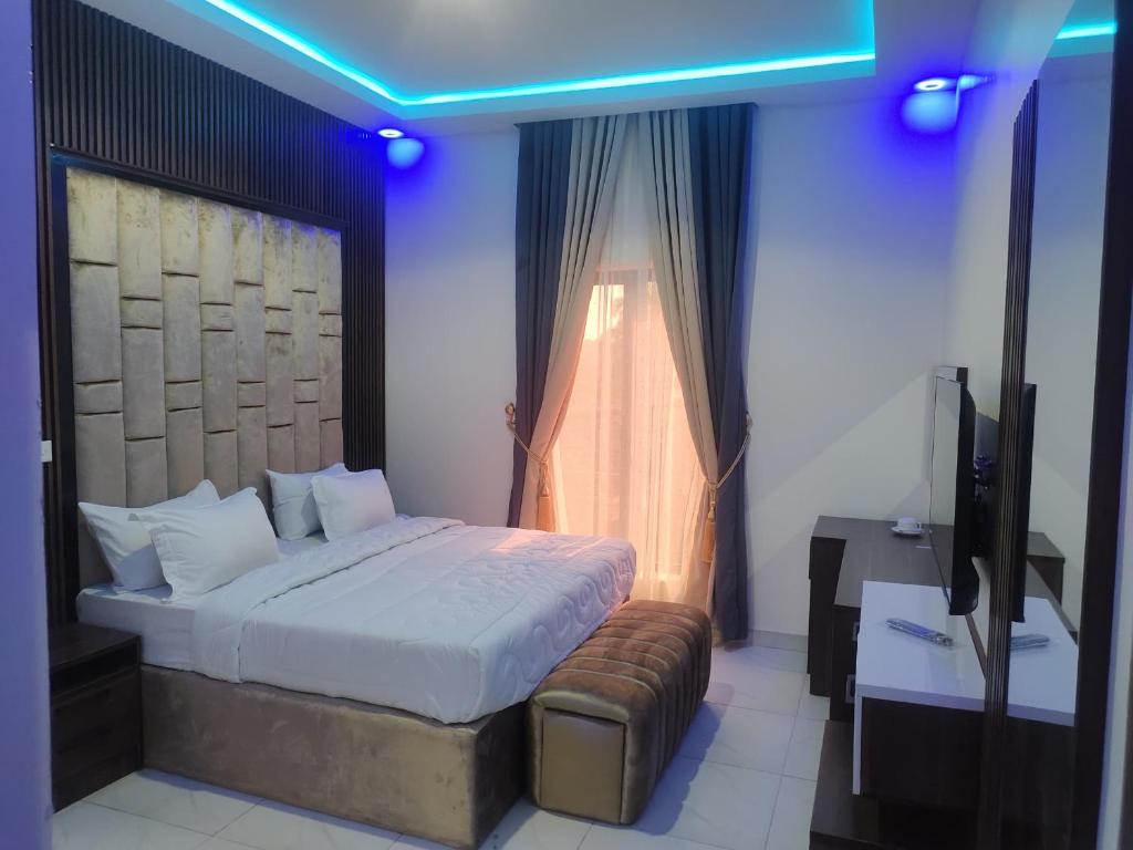 Postel nebo postele na pokoji v ubytování Passready Hotel and Suites Nnewi