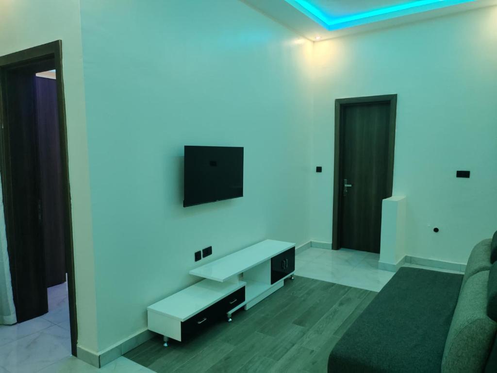 TV a/nebo společenská místnost v ubytování Passready Hotel and Suites Nnewi