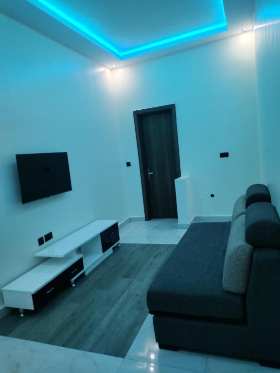 TV a/nebo společenská místnost v ubytování Passready Hotel and Suites Nnewi