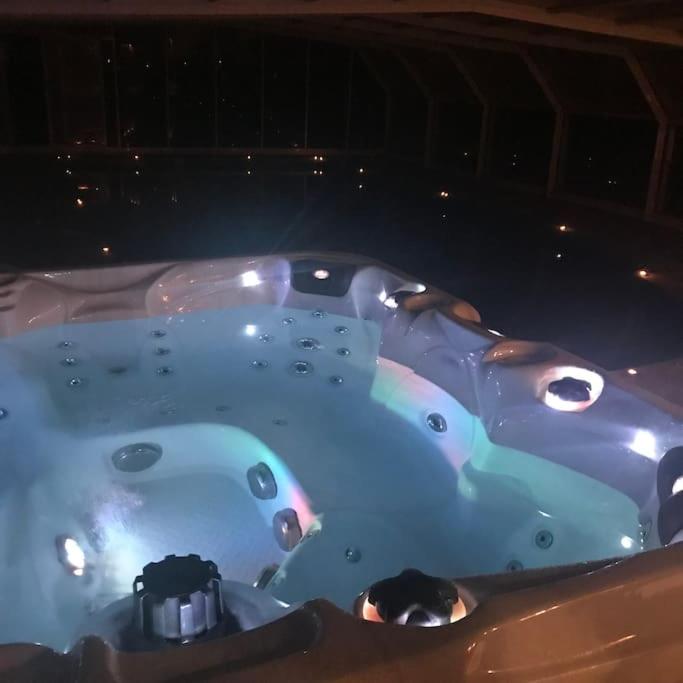 d'un jacuzzi à l'ouverture dans l'établissement Appartement à 10km de la grande motte, Palavas..., à Lunel
