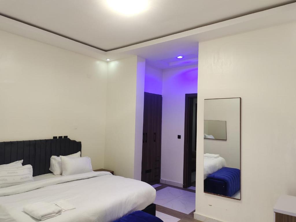 Postel nebo postele na pokoji v ubytování Passready Hotel and Suites Nnewi