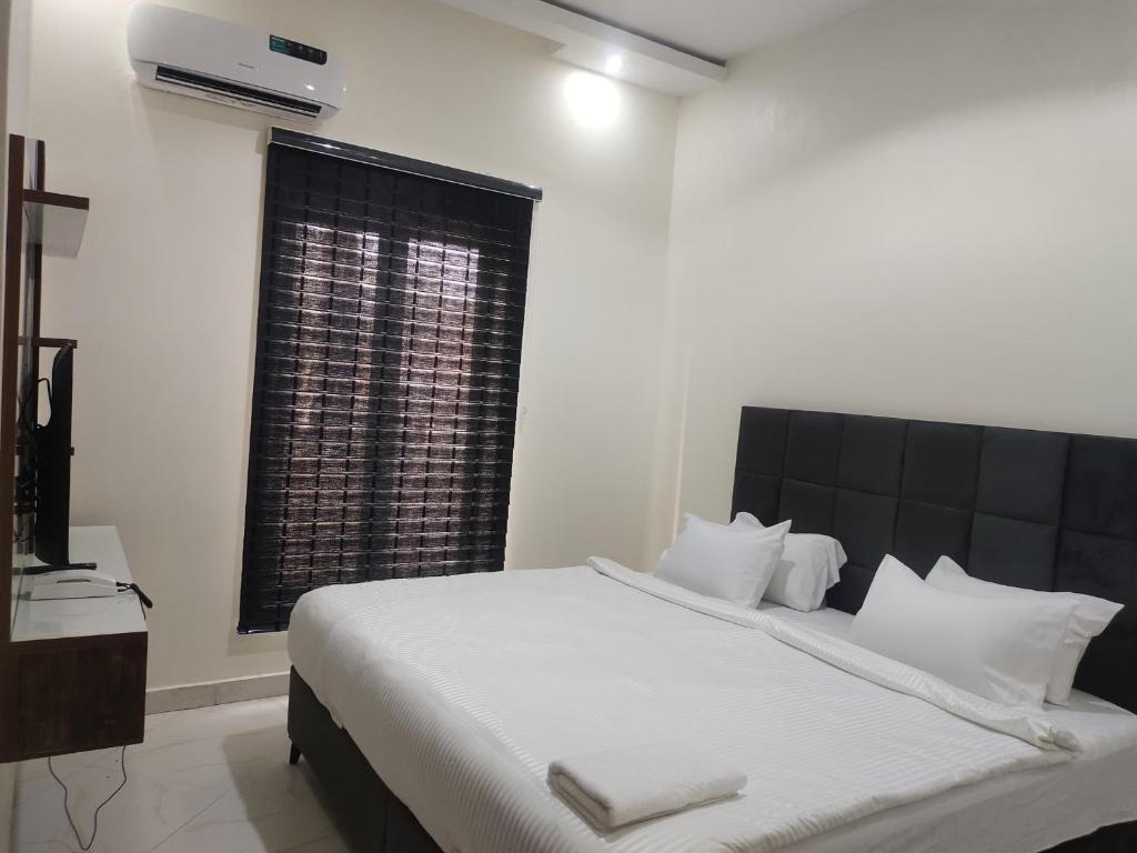 Postel nebo postele na pokoji v ubytování Passready Hotel and Suites Nnewi