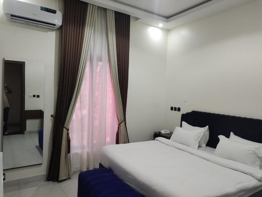 Postel nebo postele na pokoji v ubytování Passready Hotel and Suites Nnewi
