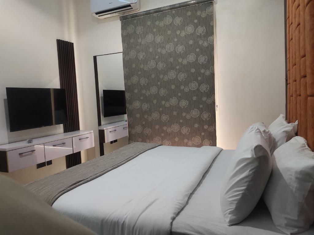 Postel nebo postele na pokoji v ubytování Passready Hotel and Suites Nnewi