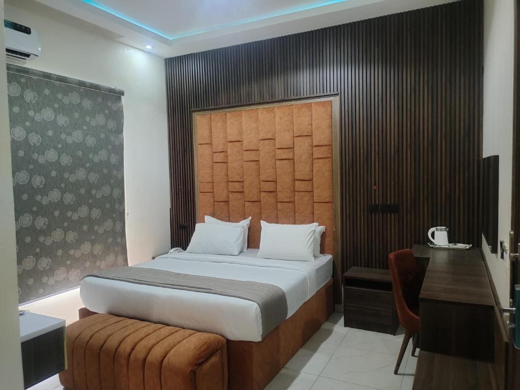 Postel nebo postele na pokoji v ubytování Passready Hotel and Suites Nnewi