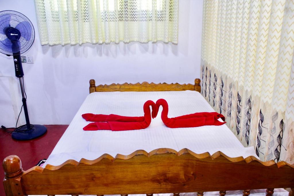 Postel nebo postele na pokoji v ubytování Sinharaja Pitadeniya Hut