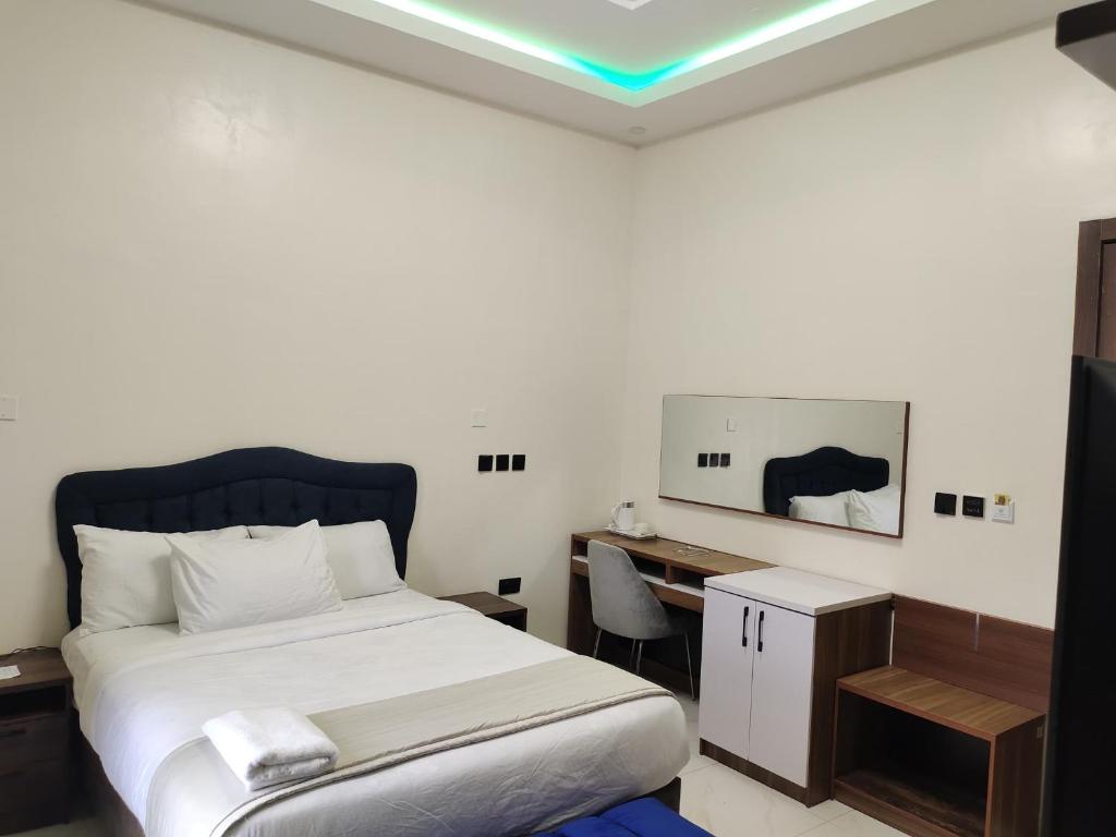 Postel nebo postele na pokoji v ubytování Passready Hotel and Suites Nnewi