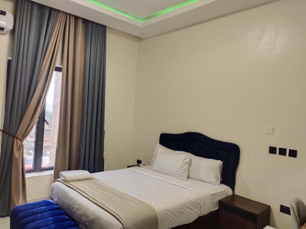 Postel nebo postele na pokoji v ubytování Passready Hotel and Suites Nnewi