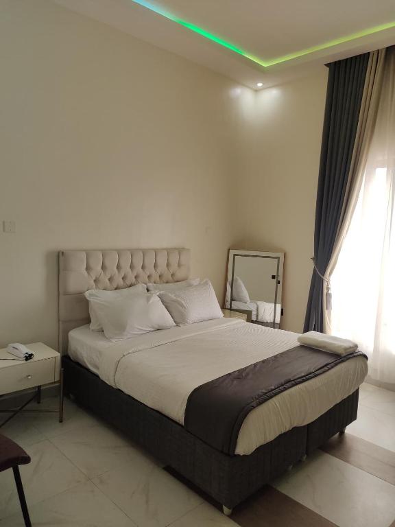 Postel nebo postele na pokoji v ubytování Passready Hotel and Suites Nnewi
