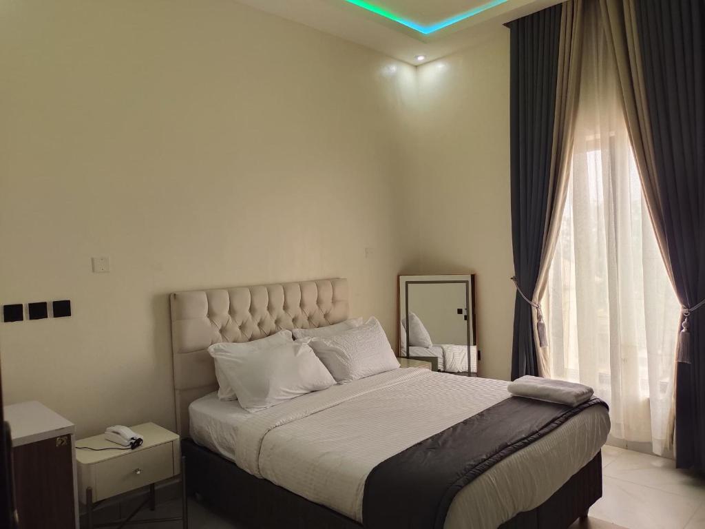 Postel nebo postele na pokoji v ubytování Passready Hotel and Suites Nnewi
