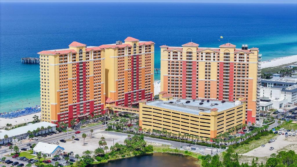 eine Luftansicht eines Resorts in der Nähe des Ozeans in der Unterkunft Calypso Beach Resort Towers in Panama City Beach