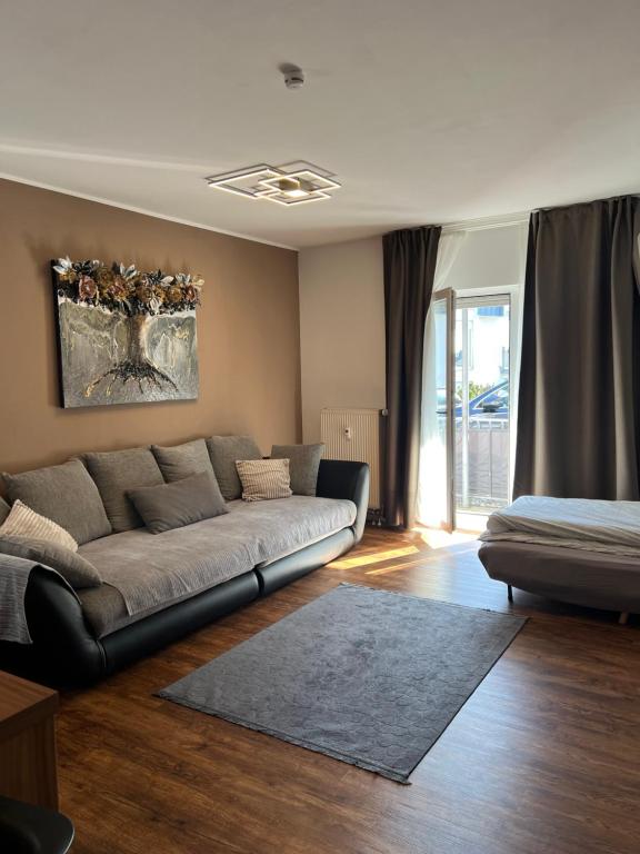 ein großes Wohnzimmer mit einem Sofa in der Unterkunft Charmante Ferienwohnung Limburg in Limburg an der Lahn