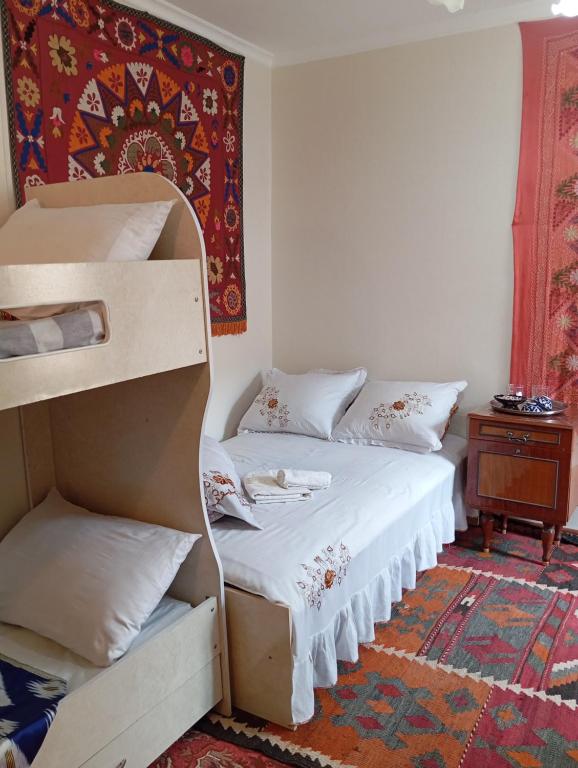 布哈拉的住宿－Al-Bashir，配有2张双层床的宿舍间设有地毯。
