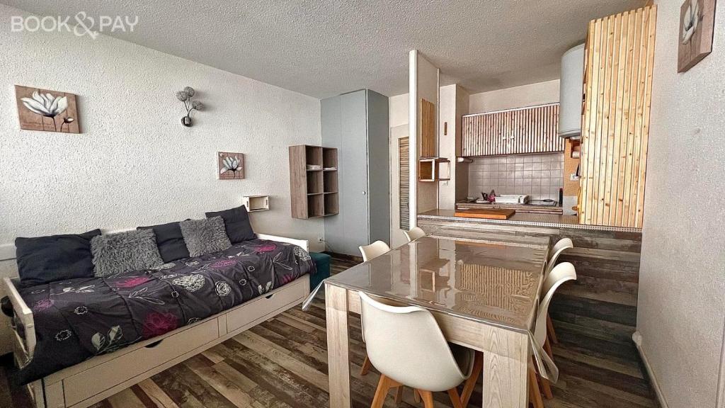 um quarto com uma cama, uma mesa e uma cozinha em La Piste em Saint-Lary-Soulan