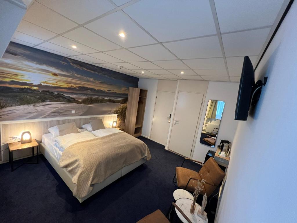 Letto o letti in una camera di SEA YOU Hotel Noordwijk