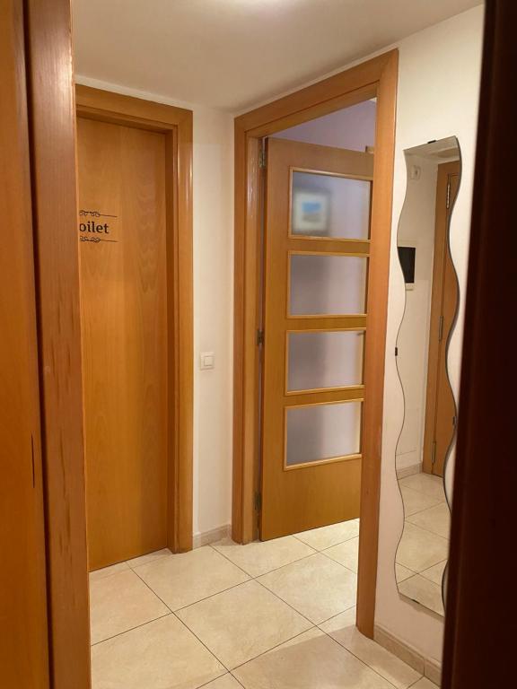 a room with a door and a room with a closet at apartamento a 5 minutos playa andando in Torredembarra