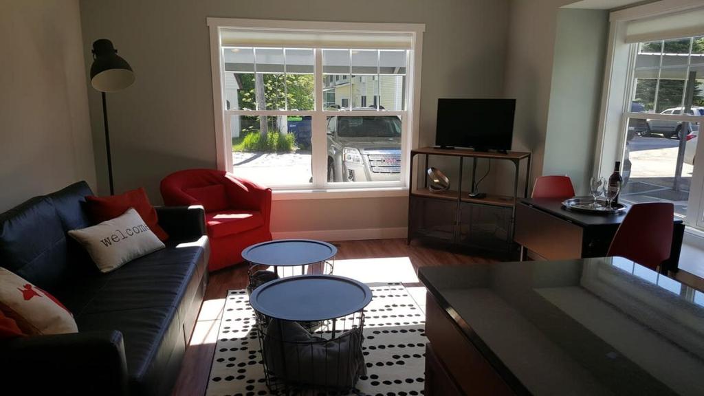 Atpūtas zona naktsmītnē Modern and Pristine Condo -By the GT Commons