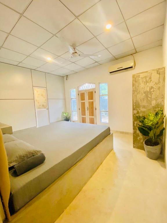 1 dormitorio con 1 cama grande en una habitación en Madiha Lodge by Land of Rizka, en Matara