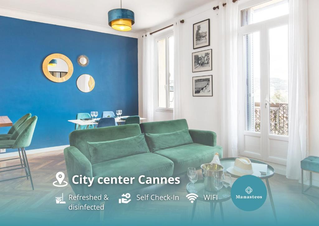 - un salon avec un canapé vert et un mur bleu dans l'établissement 5mn Palais des festivals - Vue sur le Port - BS, à Cannes