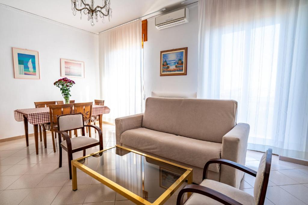 un soggiorno con divano e tavolo di Elide Apartments - Comfort a Polignano a Mare