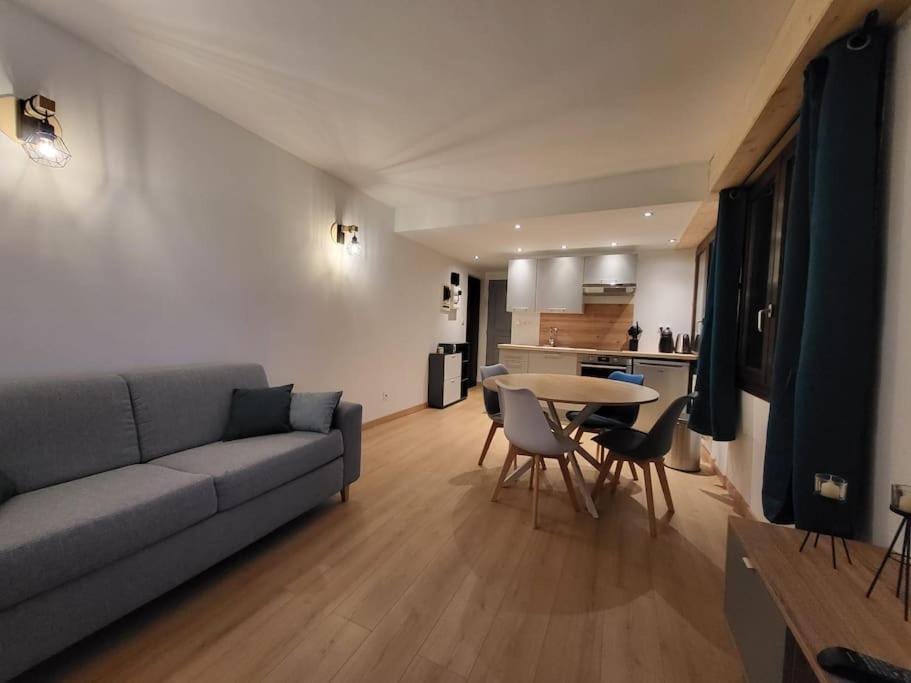 un salon avec un canapé et une table dans l'établissement Charmant appartement T2 à Ugine, à Ugine