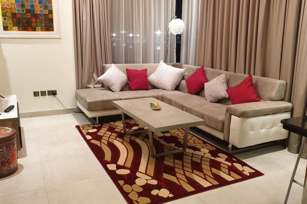 uma sala de estar com um sofá e uma mesa de centro em New Cozy Sea View Apartment em Manama