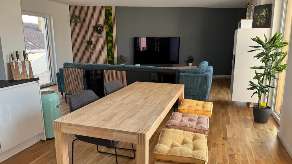 sala de estar con mesa de madera y sillas en Luxuriöse Penthousewohnung in Zentrumsnähe, en Leipzig