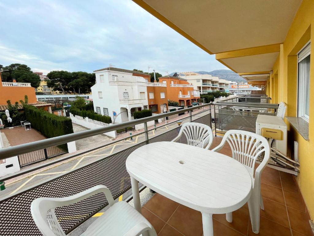 オロペサ・デル・マールにあるApartamentos Los Almendros 3000のバルコニー(白いテーブル、白い椅子付)