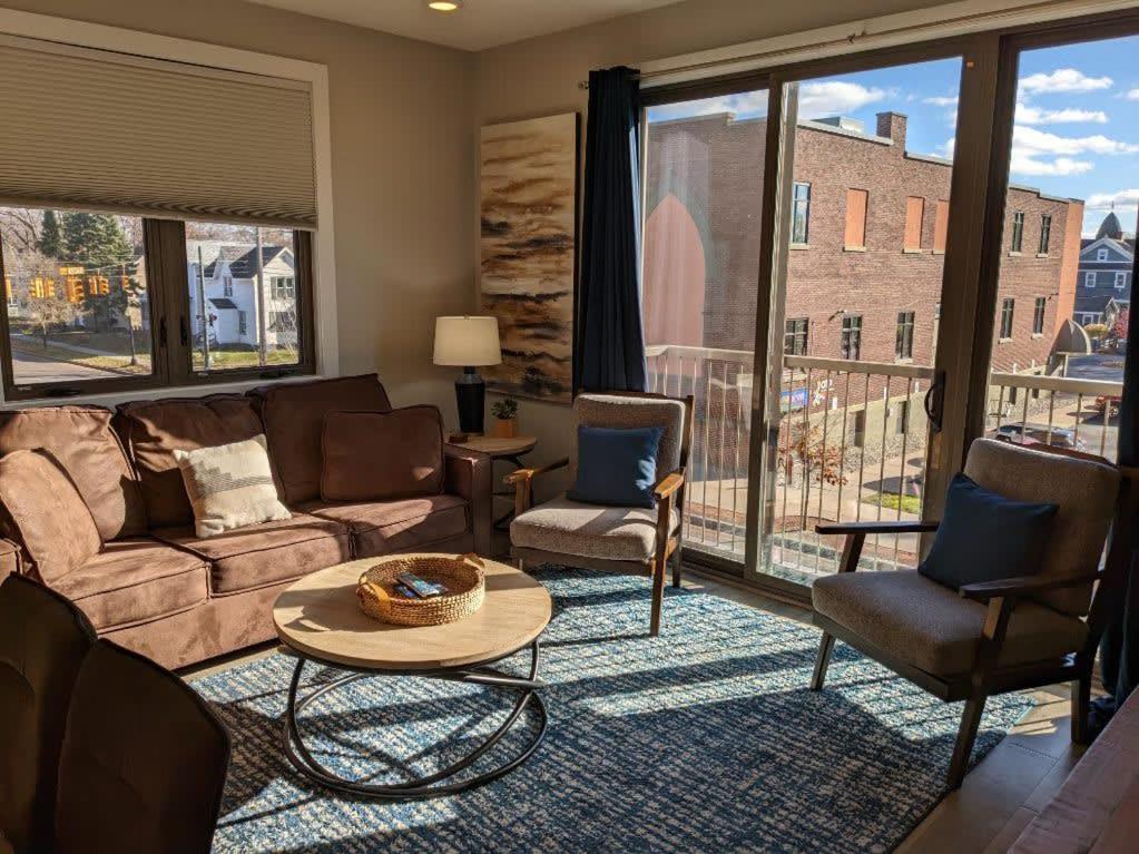 ein Wohnzimmer mit einem Sofa und Stühlen in der Unterkunft Downtown Traverse City Condo - Capri 209 in Traverse City