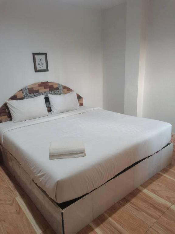 Postel nebo postele na pokoji v ubytování KritshanaJPR 3 K Hotel