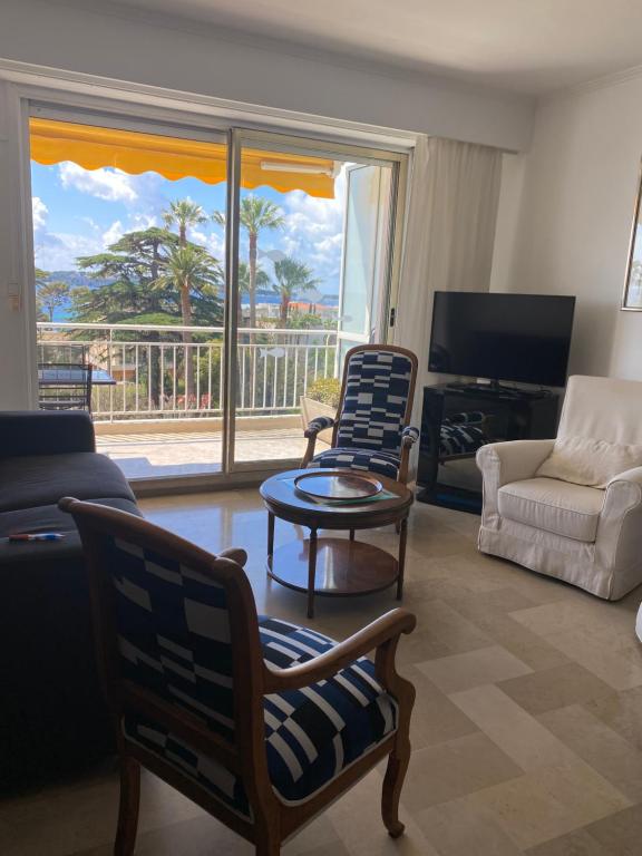 Telewizja i/lub zestaw kina domowego w obiekcie Appartement vue sur mer, proche Croisette