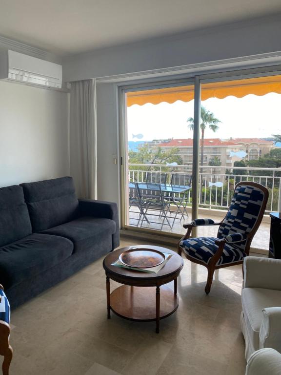 Część wypoczynkowa w obiekcie Appartement vue sur mer, proche Croisette