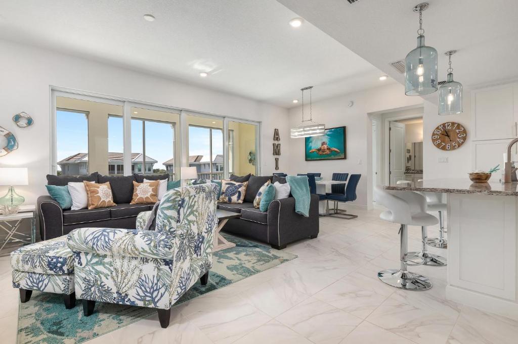 Castaway in Margaritaville! Modern, Beachy Condo overlooking pool