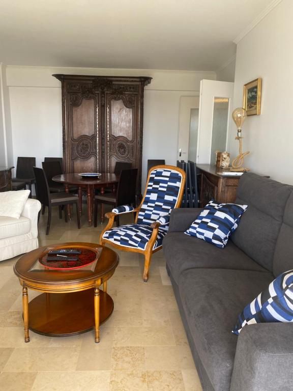 Część wypoczynkowa w obiekcie Appartement vue sur mer, proche Croisette