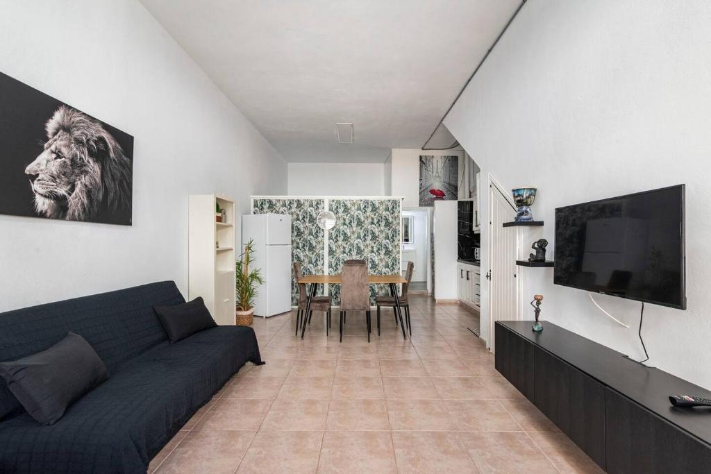 a living room with a blue couch and a table at Apartamento La Listada Bajo in La Listada
