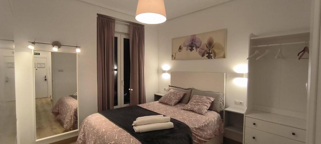 Ένα ή περισσότερα κρεβάτια σε δωμάτιο στο Apartamento Zabala conoce Bilbao desde dentro