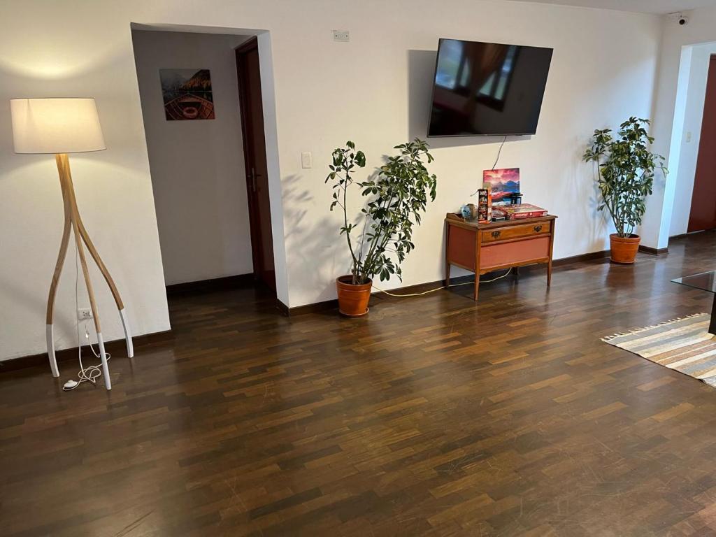 Μια τηλεόραση ή/και κέντρο ψυχαγωγίας στο Harmony Inn Miraflores