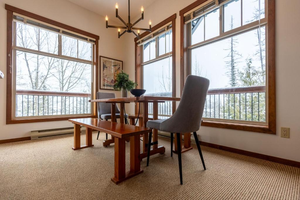 Fotografie z fotogalerie ubytování Snow Creek Lodge by Fernie Central Reservations v destinaci Fernie