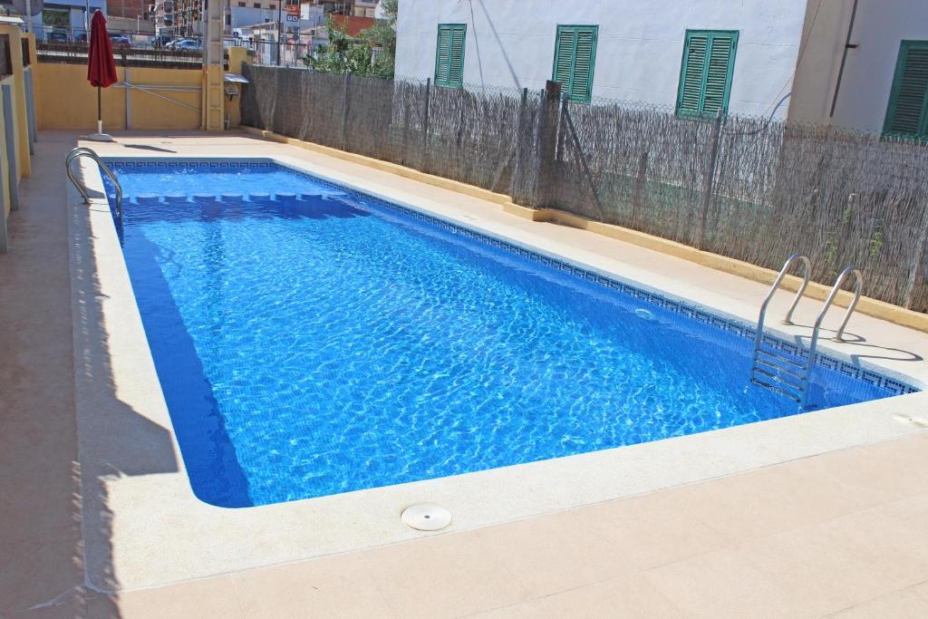 Bazén v ubytování Apartamentos Los Almendros 3000 nebo v jeho okolí