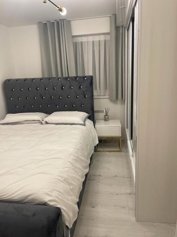 a bed with a black headboard in a bedroom at Inviting 1-Bed Apartment in London in London