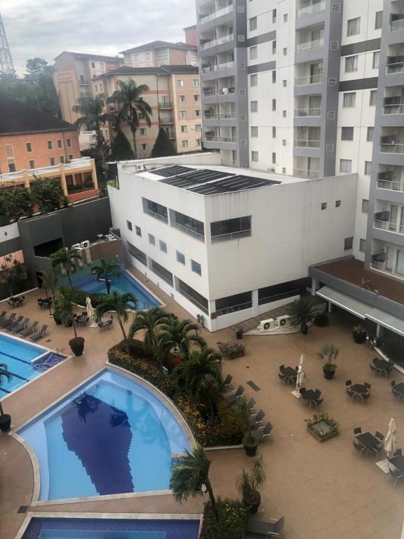 vista sul tetto di un edificio con piscina di Flat Vereda, 524 -Rio quente. a Rio Quente
