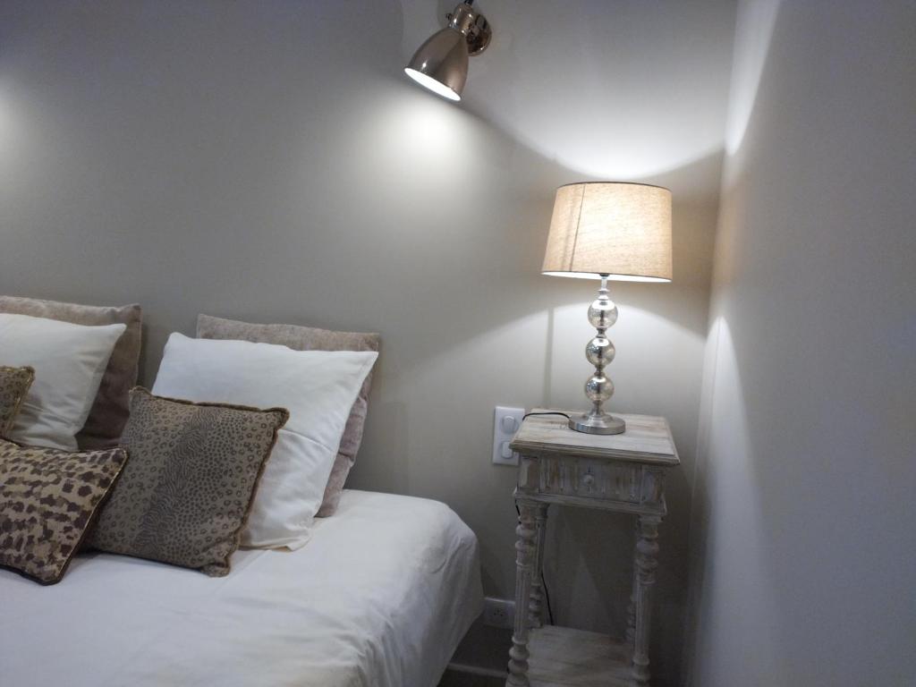 Postel nebo postele na pokoji v ubytování Le mas de Roussillon chambre d'hôtes