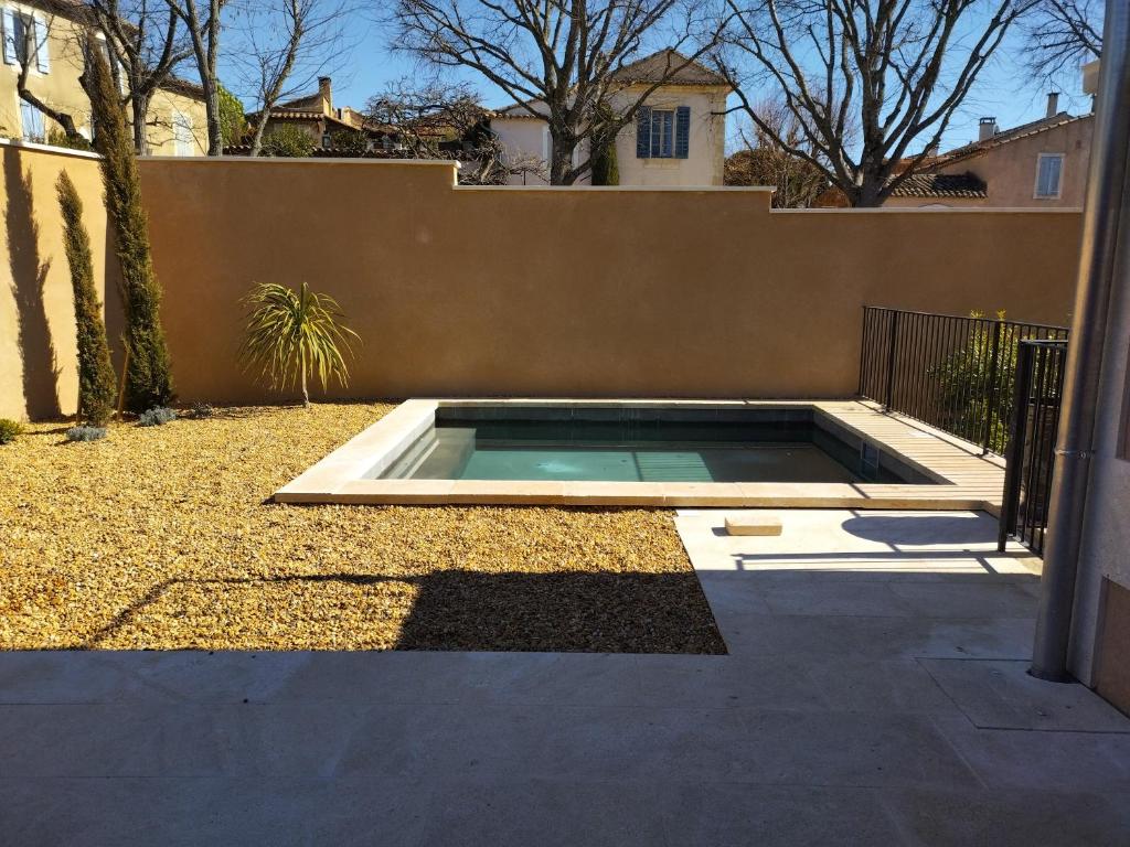 Bazén v ubytování Le mas de Roussillon chambre d'hôtes nebo v jeho okolí