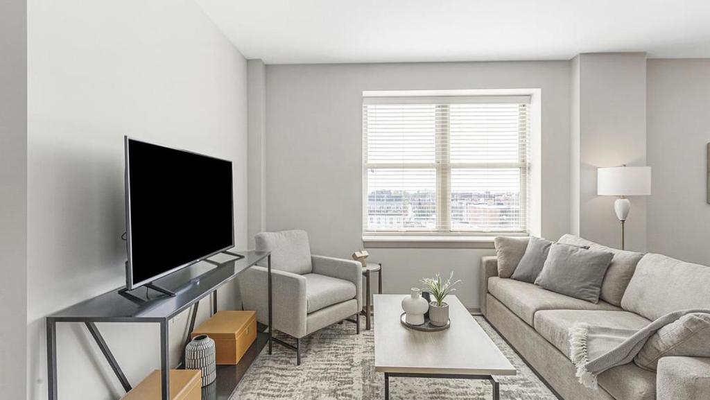 sala de estar con sofá y TV en Landing - Modern Apartment with Amazing Amenities (ID9312X01), en Detroit