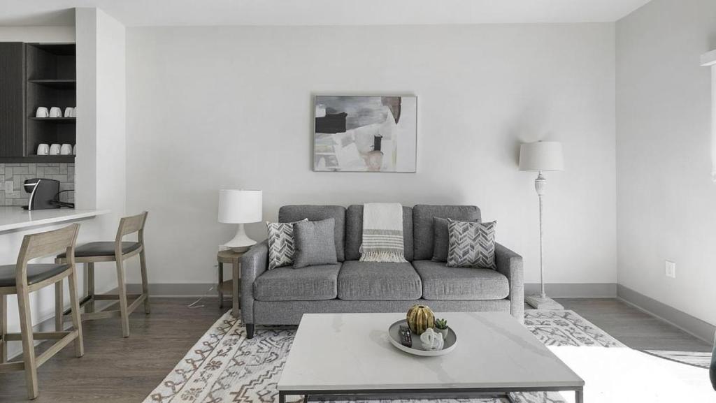 sala de estar con sofá y mesa en Landing - Modern Apartment with Amazing Amenities (ID9504X23), en Plano