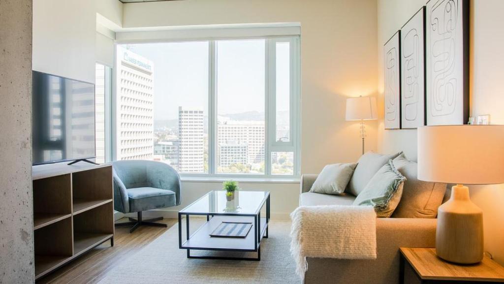 sala de estar con sofá y mesa en Landing Modern Apartment with Amazing Amenities (ID2480X10), en Oakland